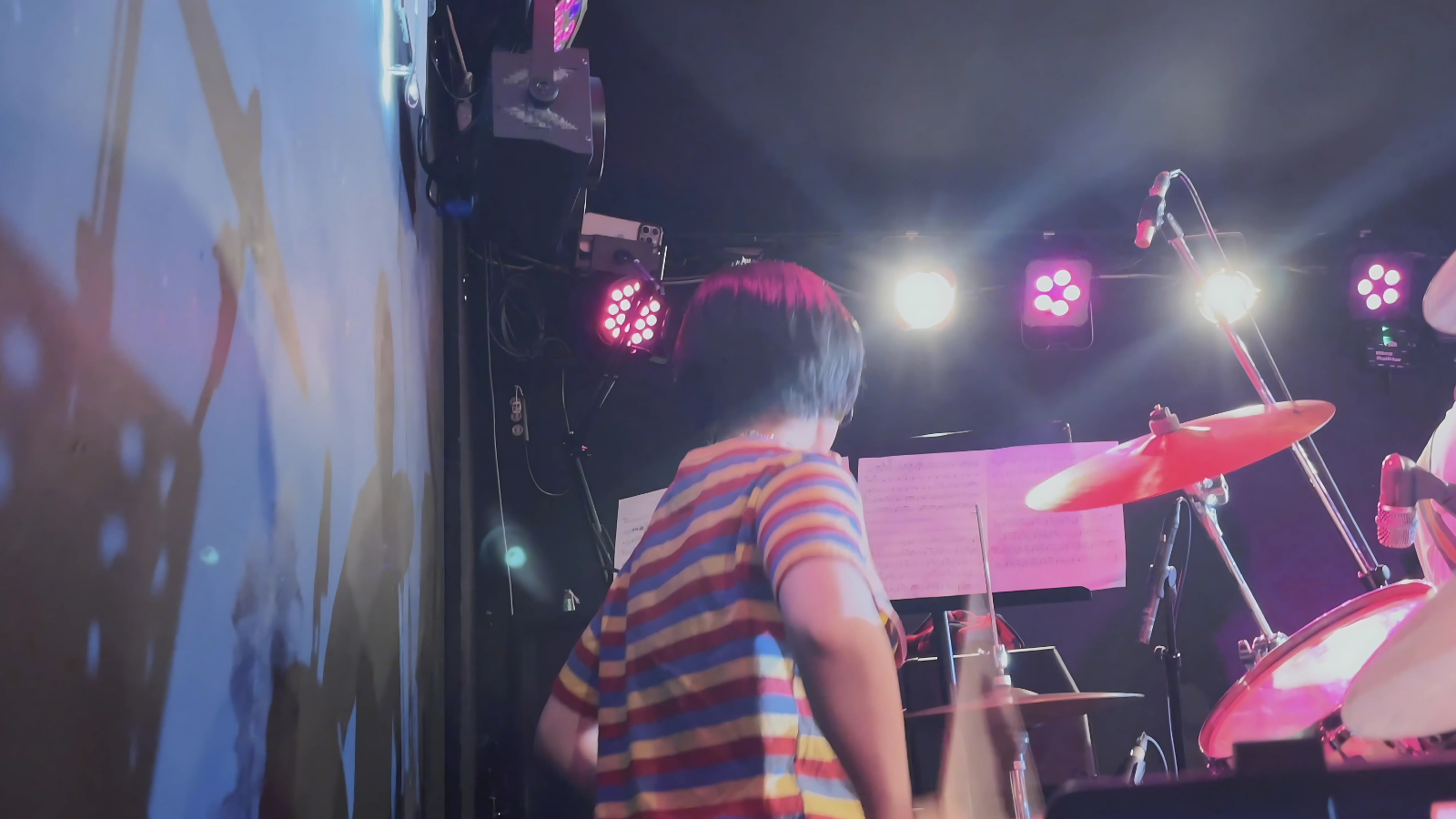 ステージで堂々とドラム演奏する女子高生
