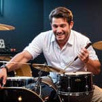 仕事ばかりでストレス溜まっていませんか? 名古屋の「Gorin Music Studio」で趣味の時間を見つけよう プロドラマー神保慎一郎がドラムを演奏。グラミー賞受賞者のワールドツアー参加経験を持つGorin Music Studioの代表講師