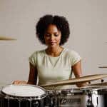 子育てで忙しい主婦も大丈夫!ドラムレッスンで心を癒やす3つのポイント 名古屋市名東区のGorin Music Studioのドラムレッスンでストレス解消した子育てママがリラックスしている様子。 Gorin Music Studioのマンツーマンレッスンで、心身のリフレッシュを実現